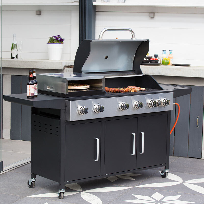 Je bereidt vlees en pizza tegelijk op de SUMM Salvatore Combi BBQ Pizza Grill in de tuin.
